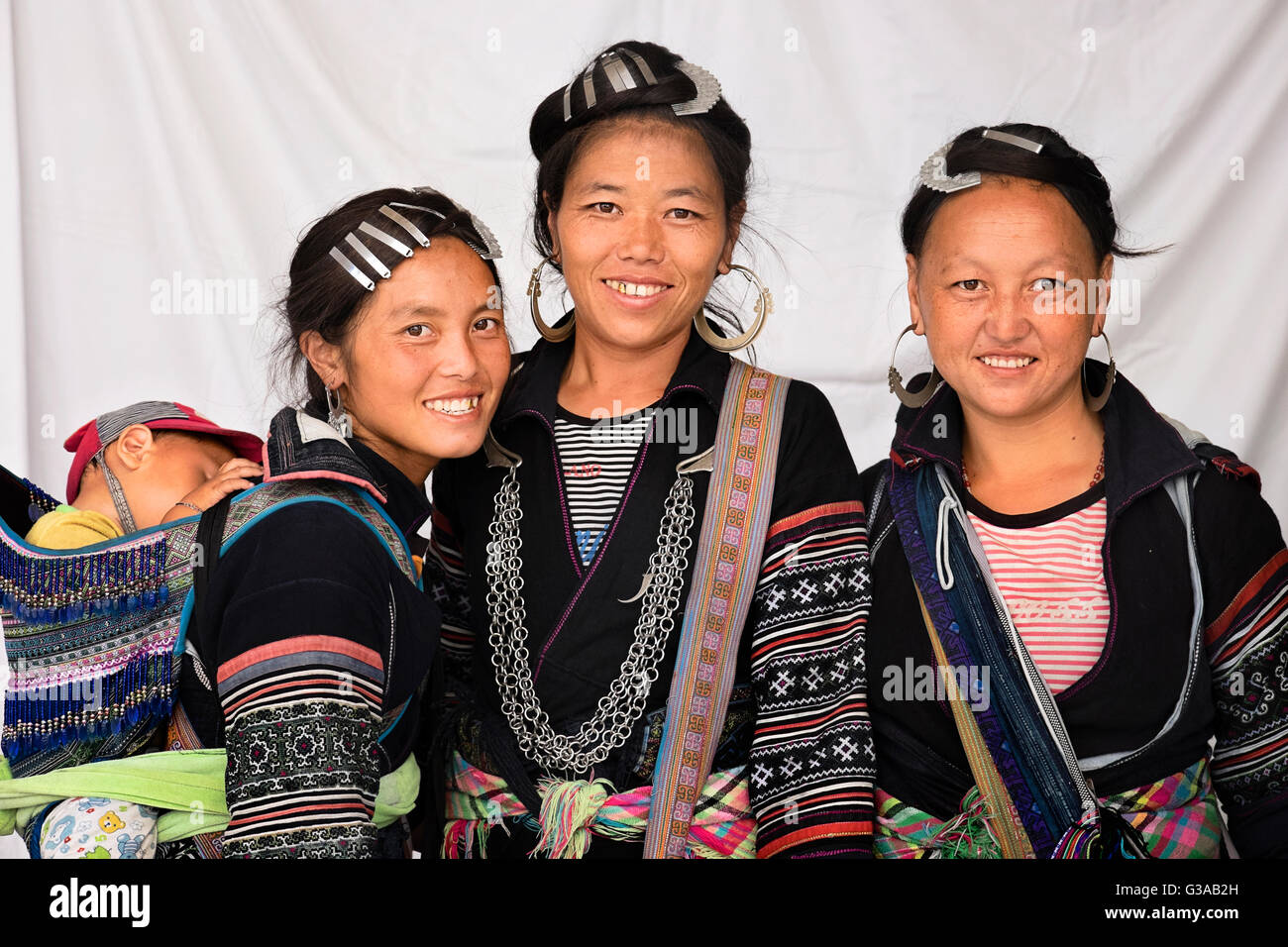 Donne Hmong e un bambino di indossare costumi tradizionali di Sapa, Lao Cai Provincia, Vietnam Foto Stock