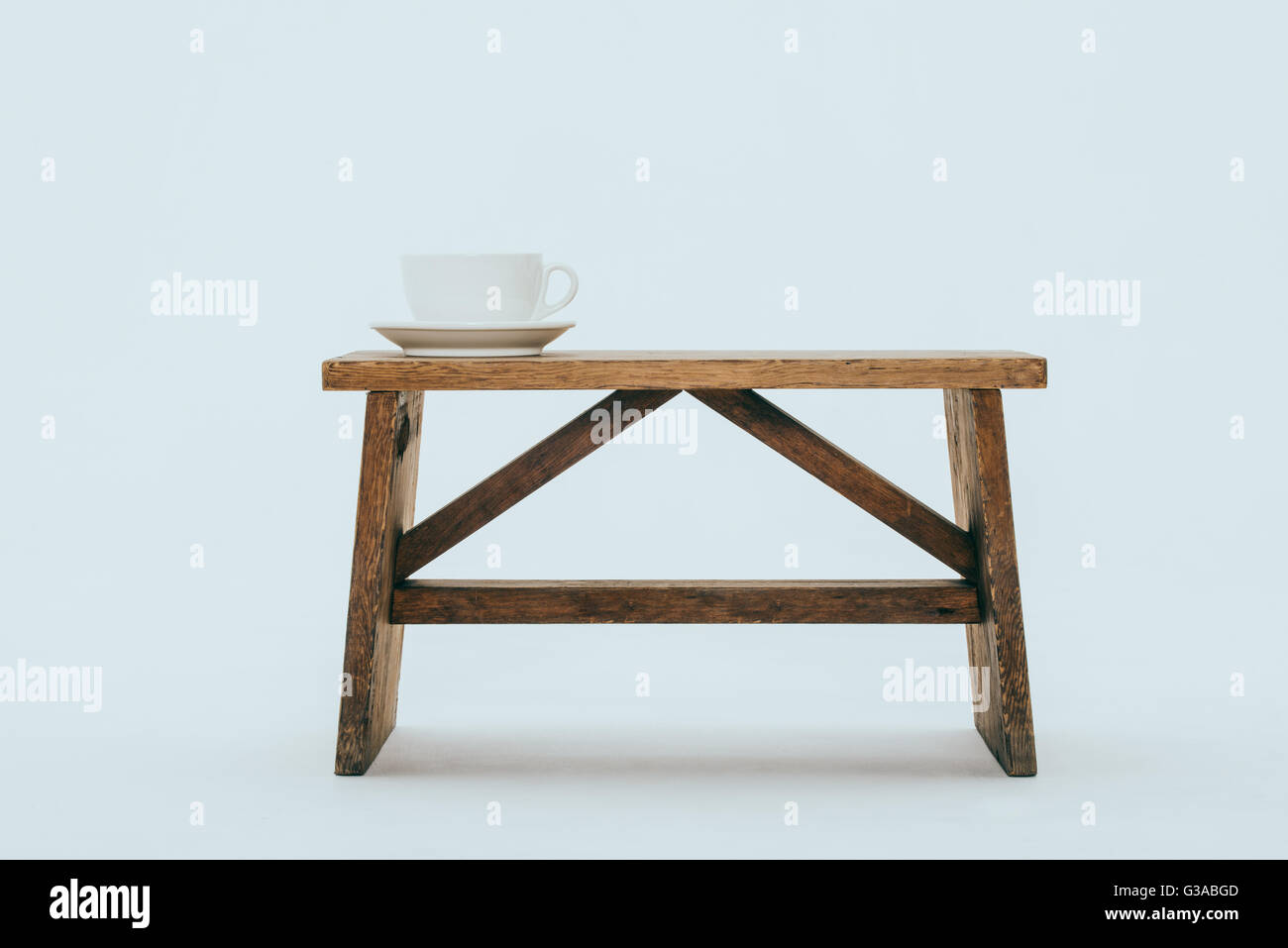 Stile di vita cafe cup sul banco, su sfondo bianco Foto Stock
