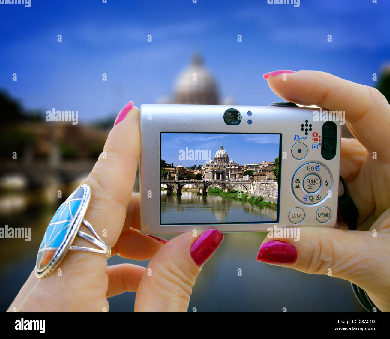 IT - Roma: il Vaticano e il Ponte Sant'Angelo oltre il fiume Tevere Foto Stock
