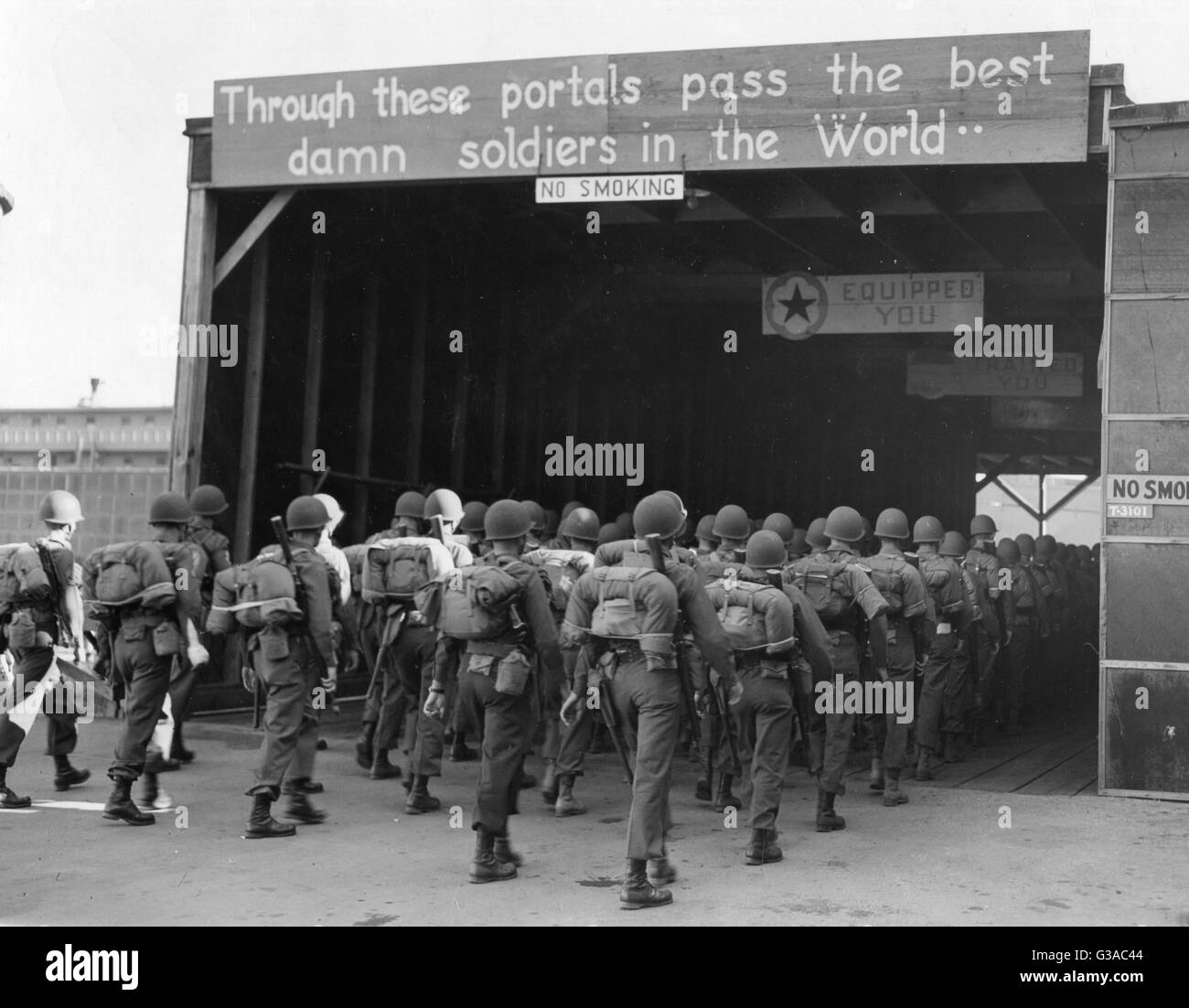 Il 'Best Damn soldati nel mondo' immettere i docks dove andrà a bordo di barche sul fiume di portarli a San Francisco al termine della loro formazione militare a Camp Stoneman. Foto Stock