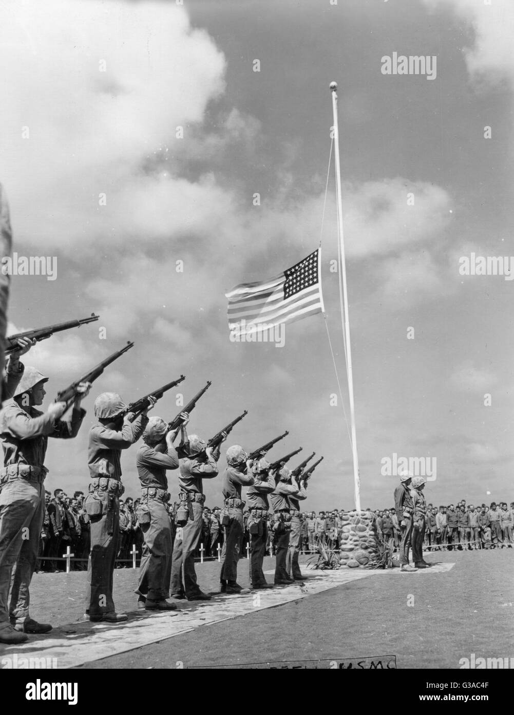 Volley dal plotone di esecuzione per la dedicazione della quinta Divisione Marine cimitero su Iwo Jima. Marzo 21, 1945. Foto Stock