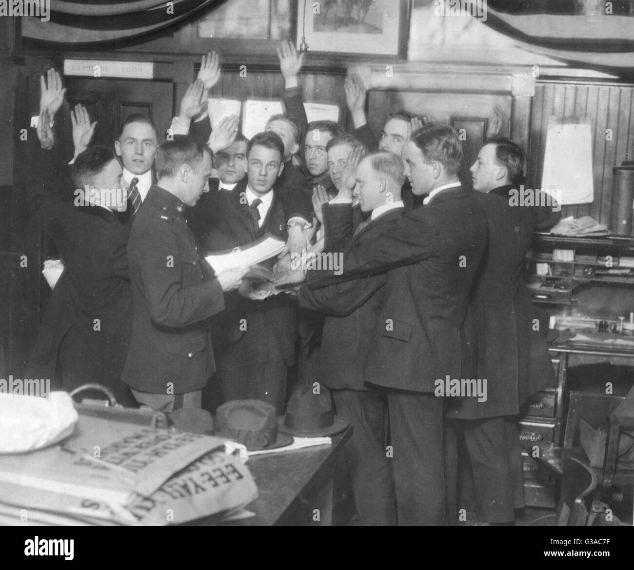 Stati Uniti Marine Corps reclute essendo giurato in corrispondenza di una stazione di reclutamento in New York. Foto Stock