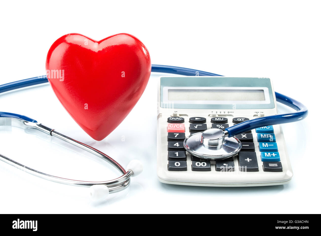 Cuore rosso e calcolatrice con uno stetoscopio isolati su sfondo bianco Foto Stock