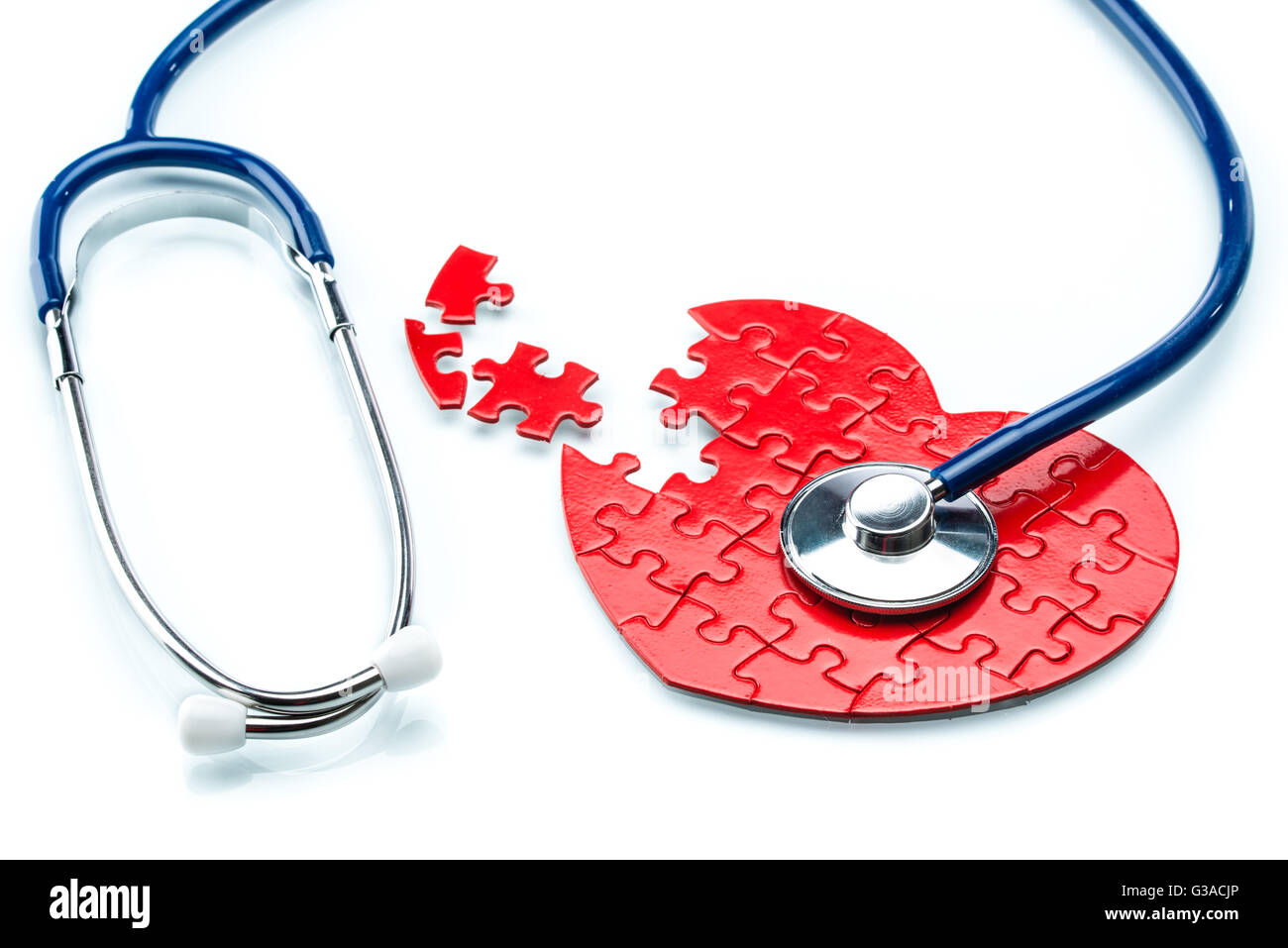 La malattia di cuore, puzzle cuore con uno stetoscopio su sfondo bianco Foto Stock