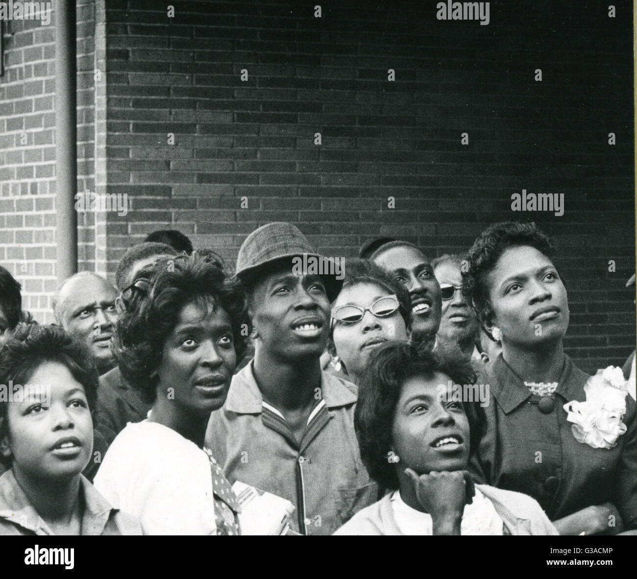 Gruppo di afro-americani guardando verso l'alto da un libello chiamato "Vinceremo". Foto Stock