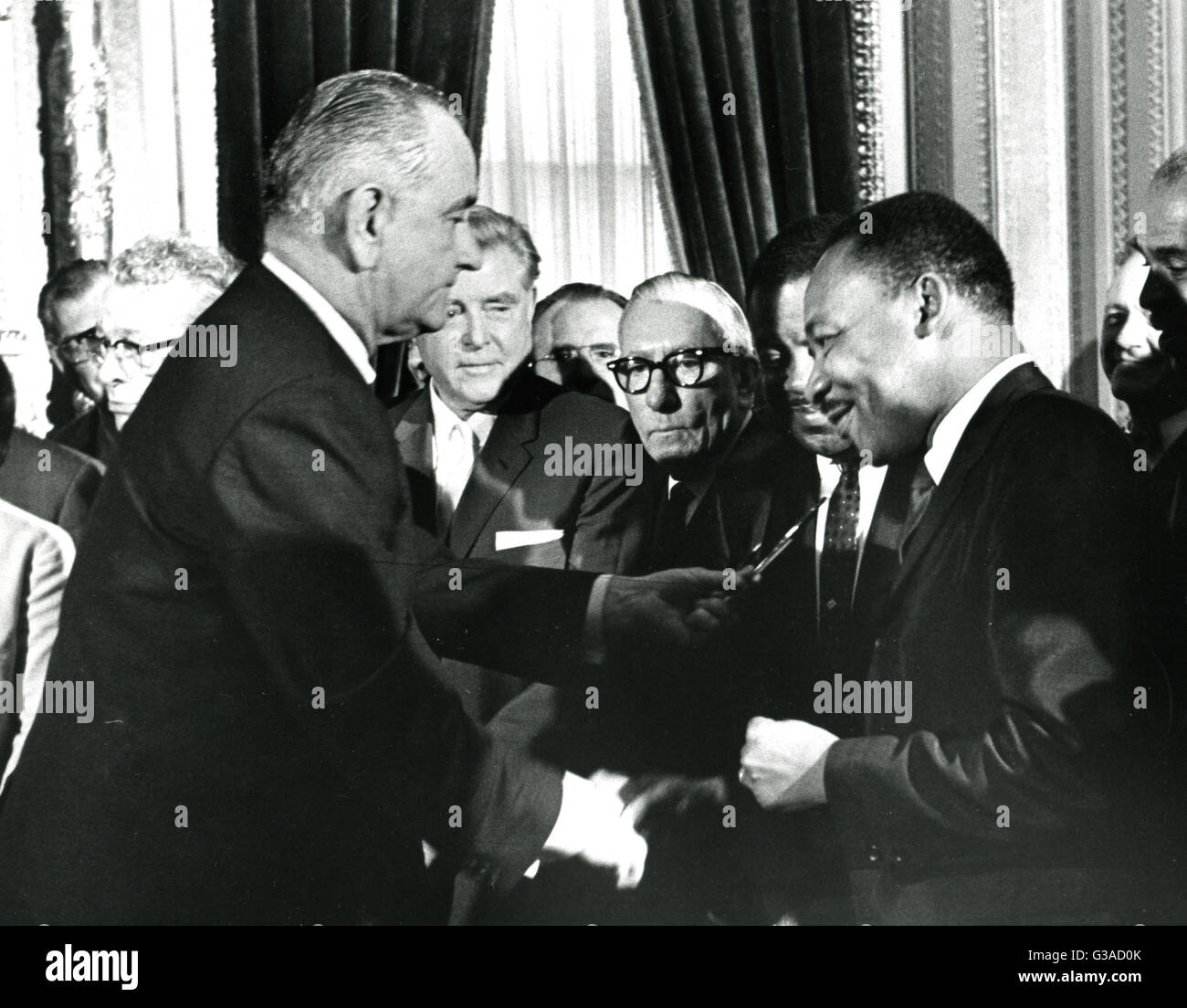 Il presidente Lyndon B. Johnson mani una penna di souvenir al Rev. Martin Luther King Jr. dopo la firma i diritti di voto di Bill. L'evento ha avuto luogo presso il Capitol. Foto Stock Il presidente Lyndon B. Johnson mani una penna di souvenir al Rev. Martin Luther King Jr. dopo la firma i diritti di voto di Bill. L'evento ha avuto luogo presso il Capitol. Foto Stock