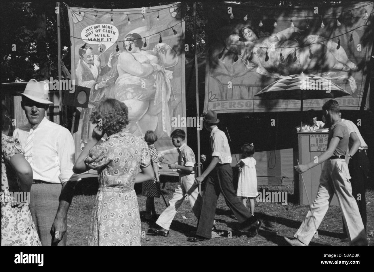 Sideshow, County Fair, central Ohio. Data 1938 Feb. Foto Stock