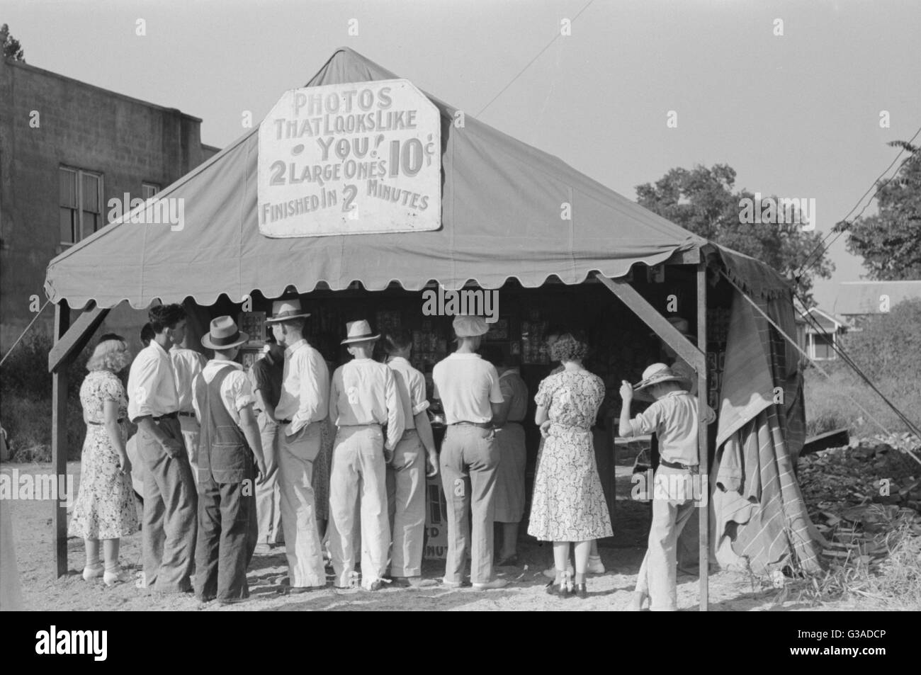 Steele, Missouri. Una folla davanti ad un fotograp itinerante Foto Stock