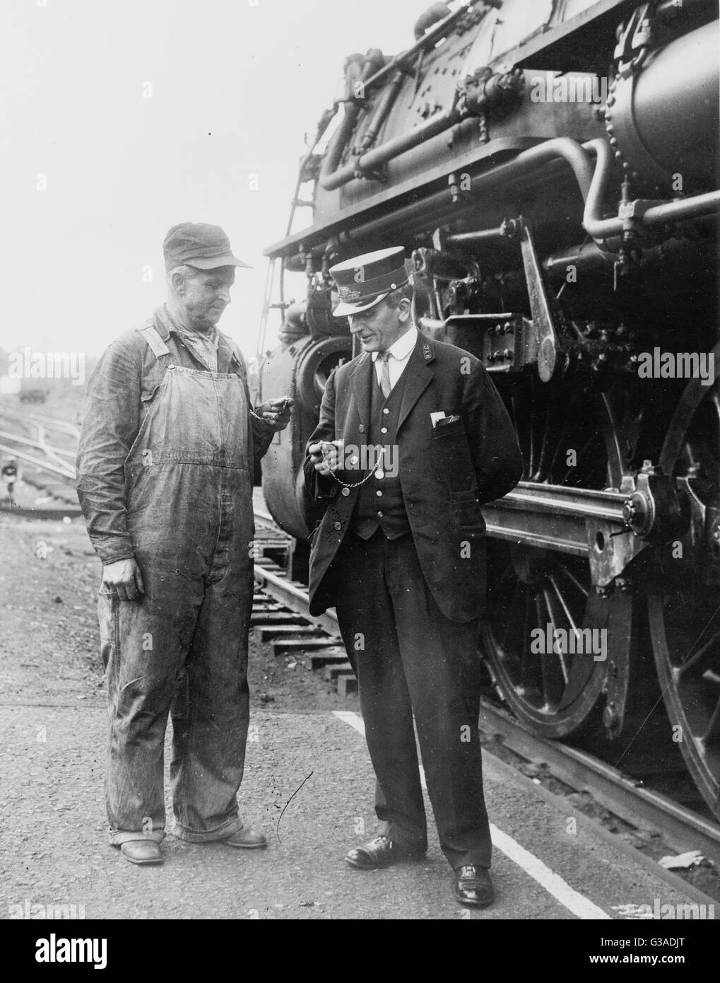 Il conduttore della ferrovia e l'ingegnere. Data tra il 1930 e il 1935?. Foto Stock