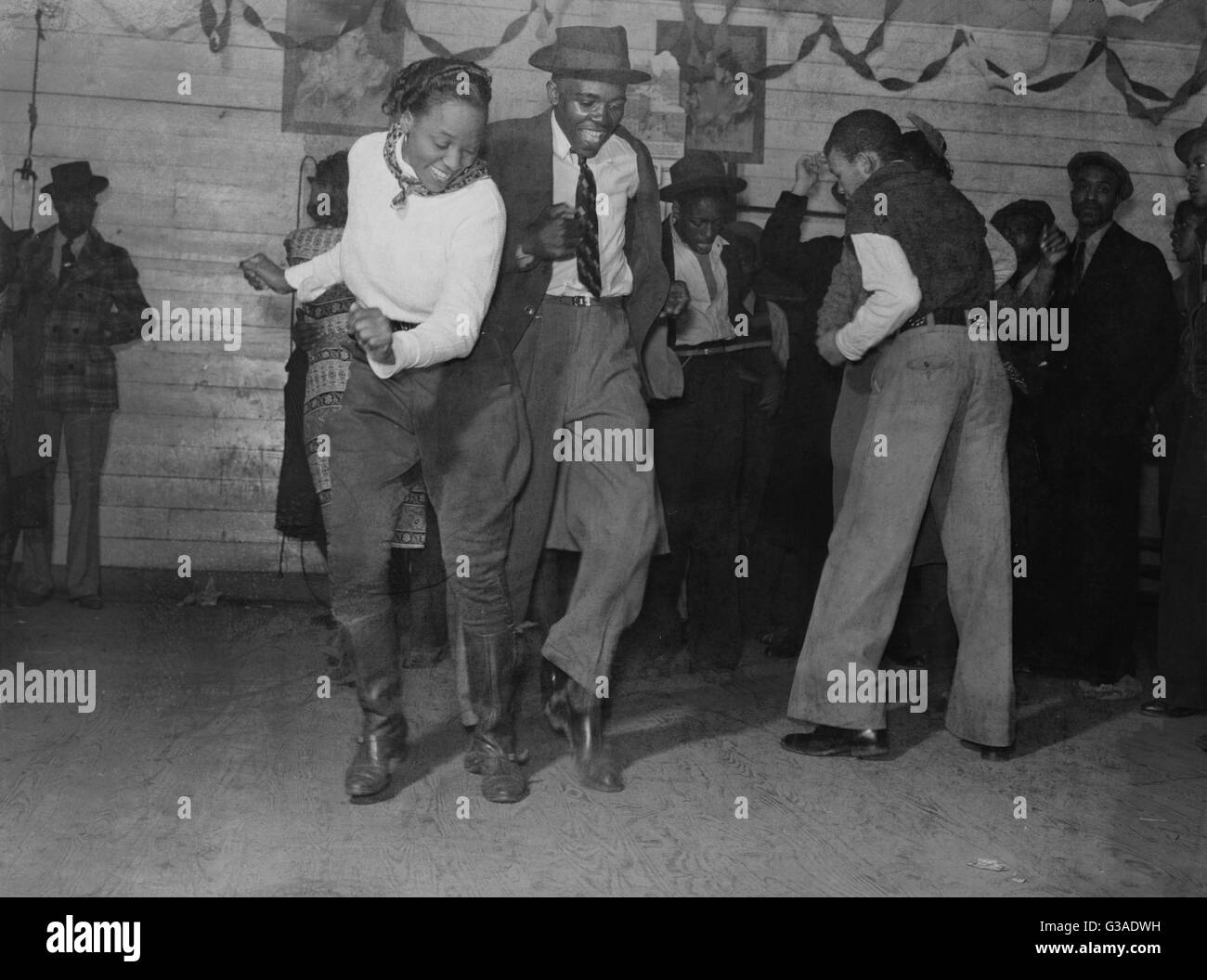 In Jitterbugging Negro juke joint, sabato sera, al di fuori di Clarksdale, Mississippi. Data 1939 nov. Foto Stock