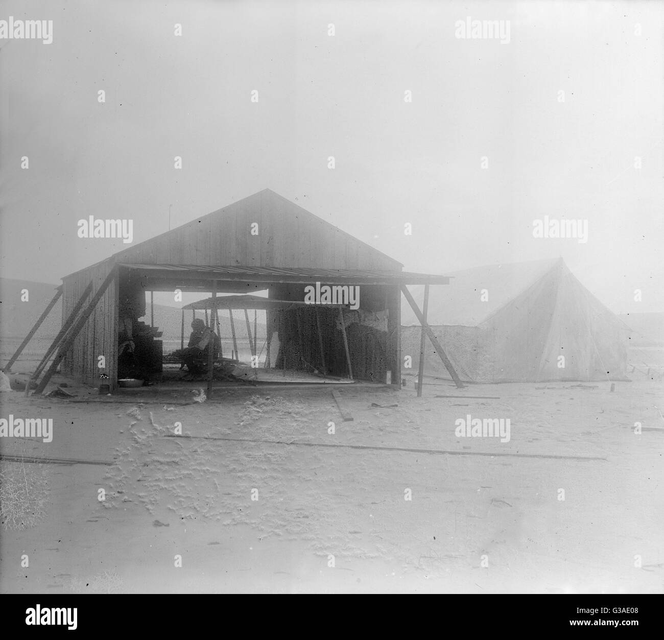 Fratelli Wright ricostruire il loro aliante in un capannone di legno ere Foto Stock