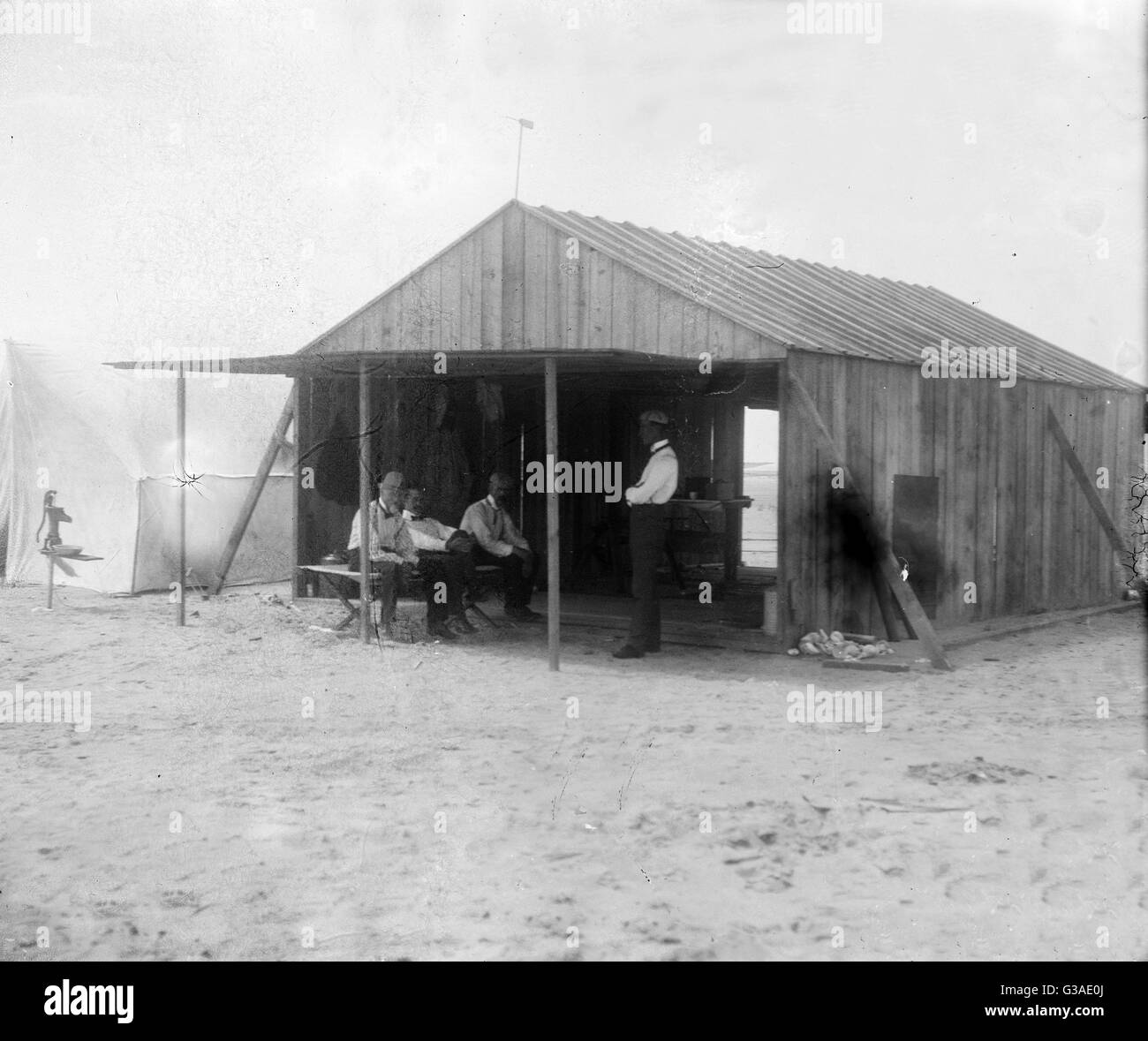 Visitatori e compagni di camper in Wrights' capannone di lavoro a Kitty Hawk, North Carolina. Da sinistra a destra: ottava Chanute, Orville Wright e Edward C. Huffaker seduti a sinistra e Wilbur Wright in piedi. Data 1901. Foto Stock