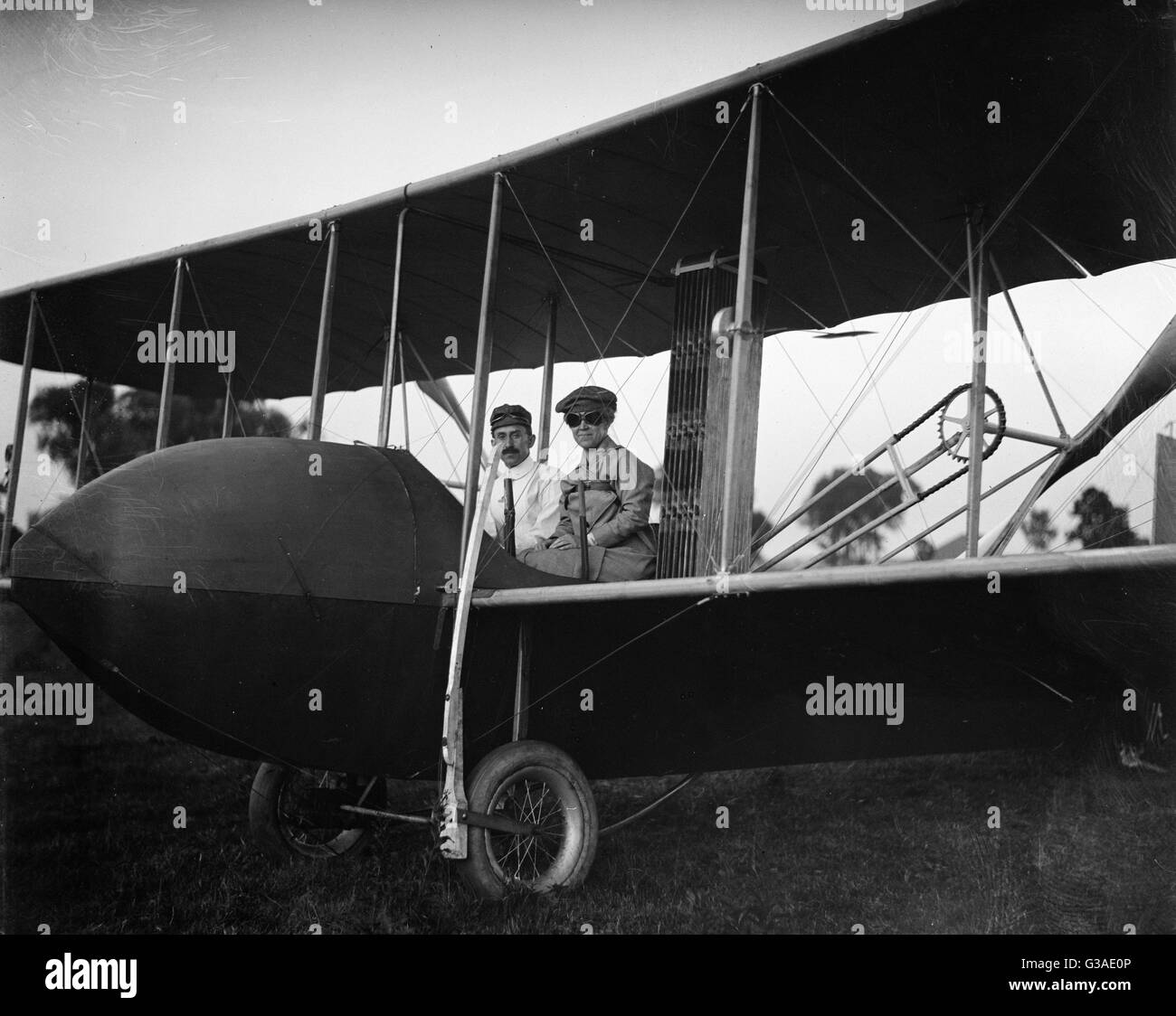 Katharine Wright, indossando una giacca in pelle, un cappuccio e occhiali di protezione Foto Stock