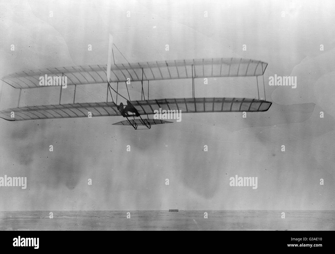 Wilbur Wright in volo dalla collina n° 2, ad ovest del campo buil Foto Stock