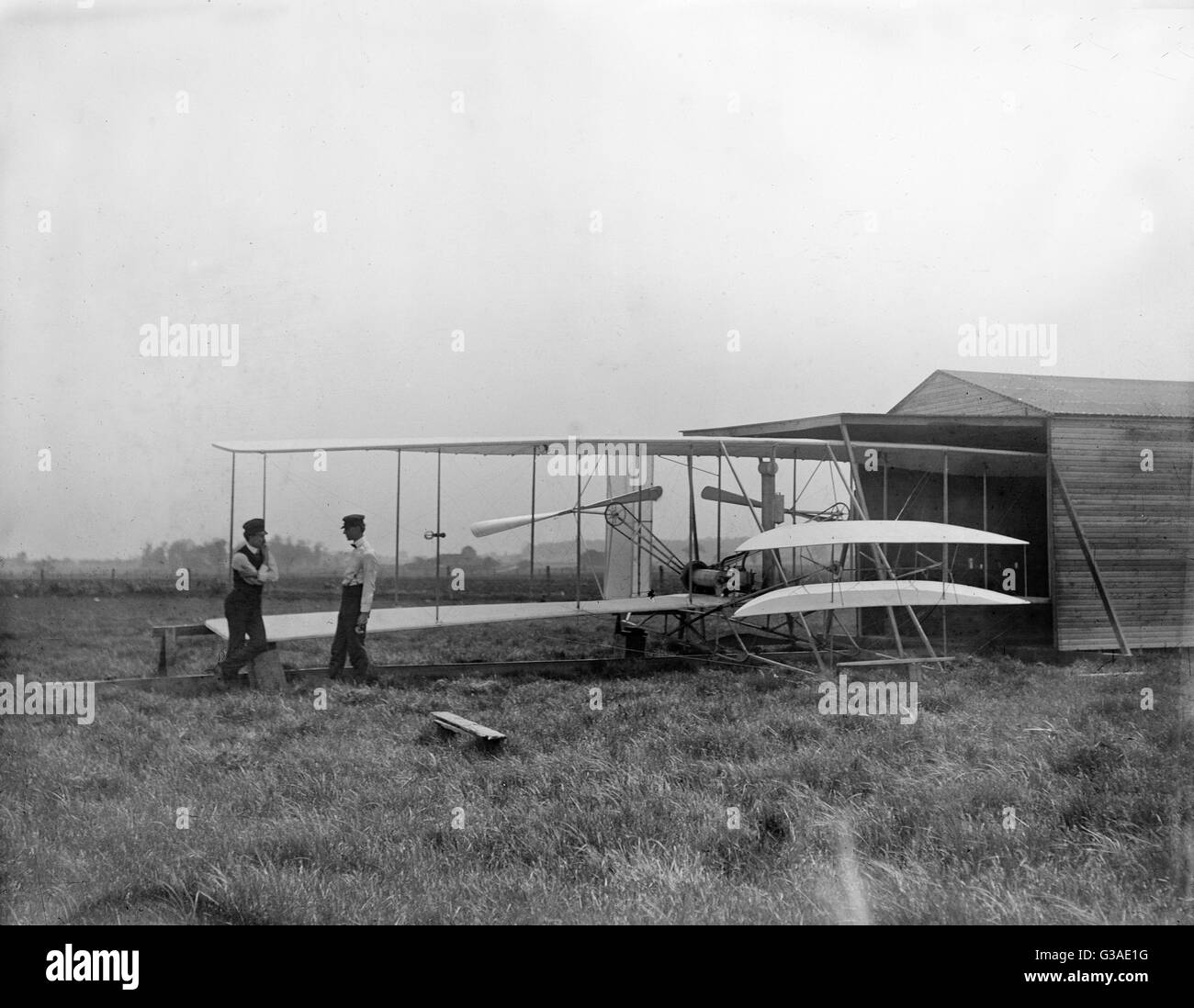 Wilbur e Orville Wright con la loro seconda macchina alimentata; Foto Stock