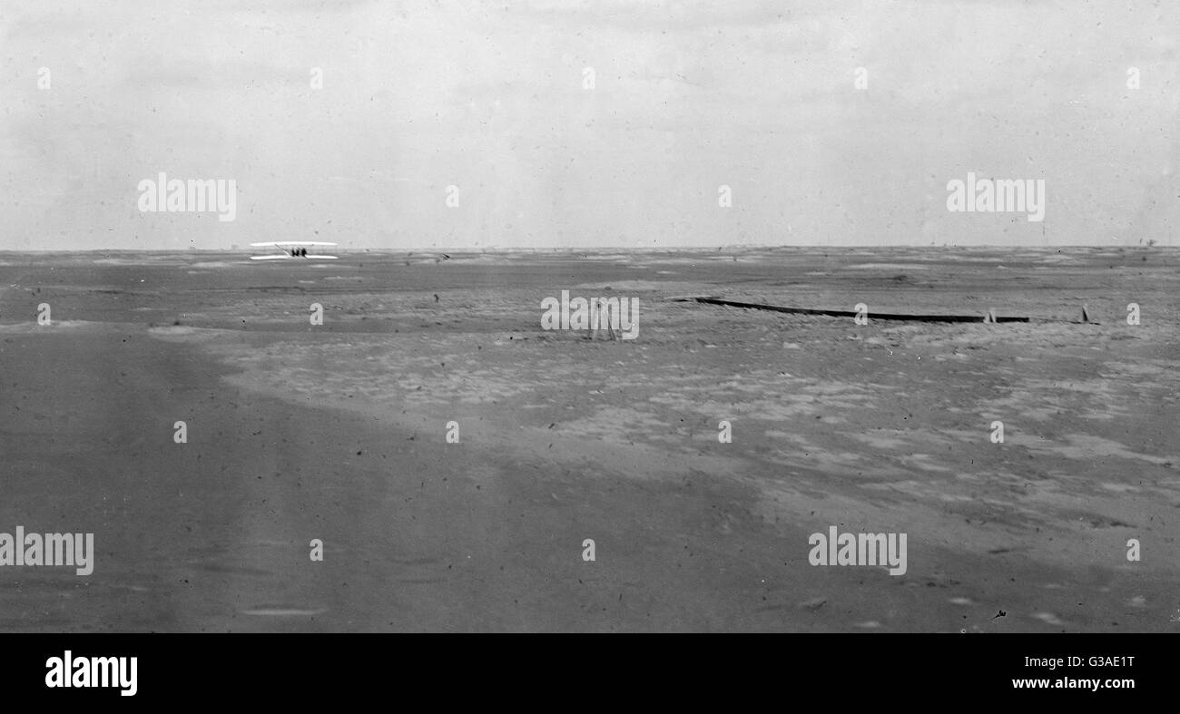 Vista in lontananza dell'aereo Wright subito dopo l'atterraggio, prendere Foto Stock