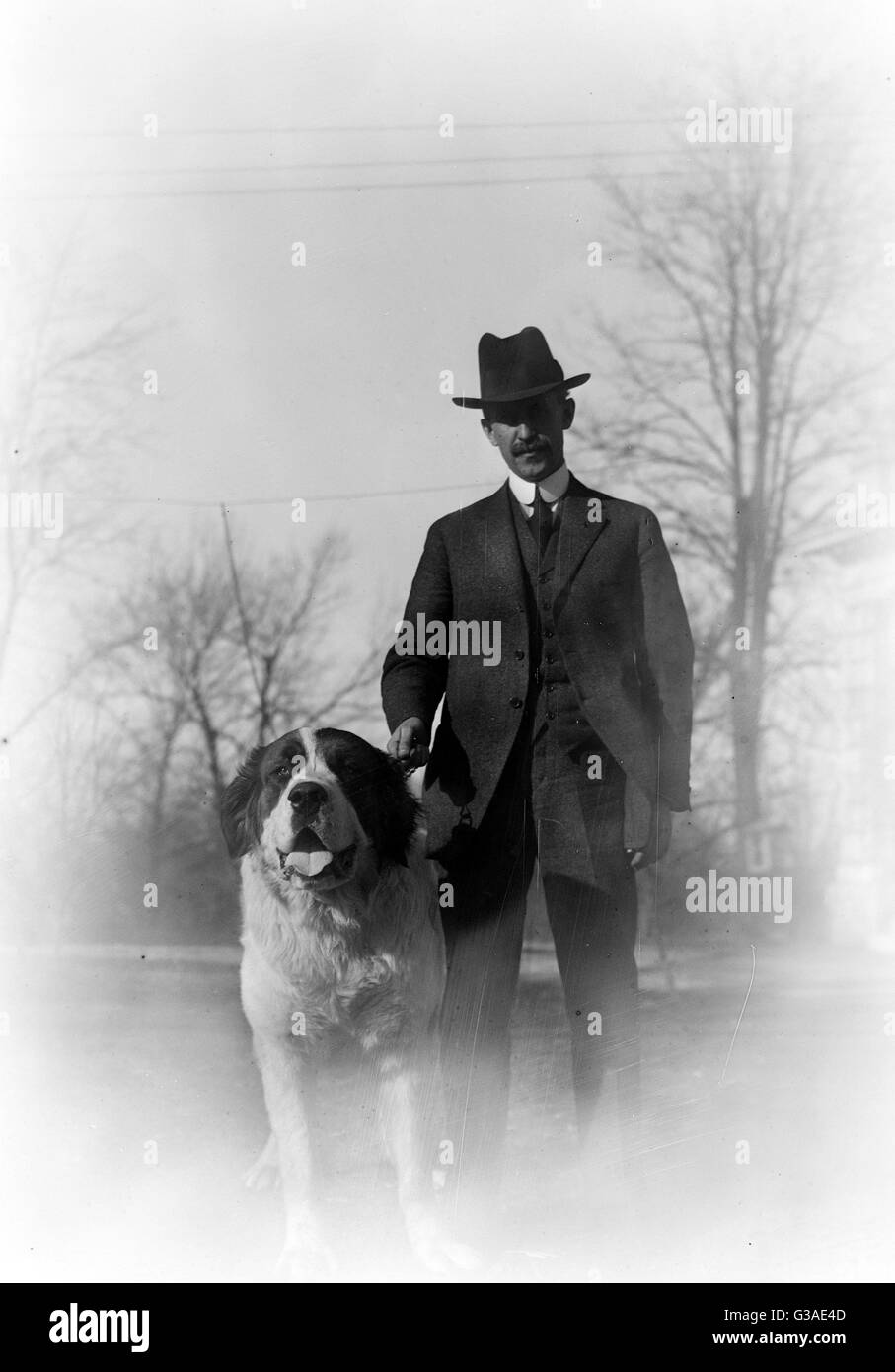 Orville con Scipio, un St. Bernard cane che ha acquistato nel mese di marzo, Foto Stock
