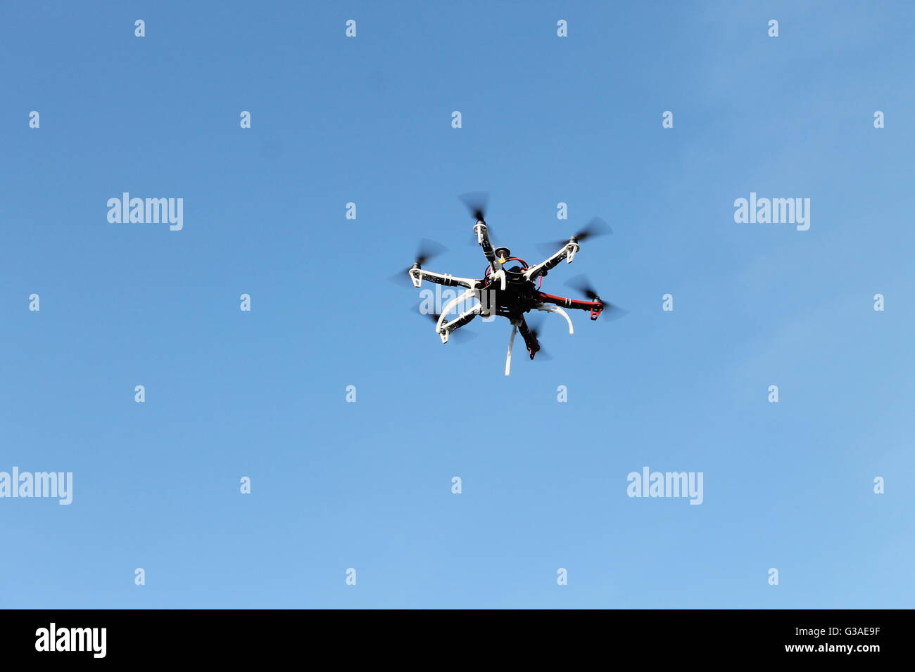 Drone radiocomandato, giocattolo, in volo, antenna, operatore drone, gadget, ragazzo del giocattolo Foto Stock