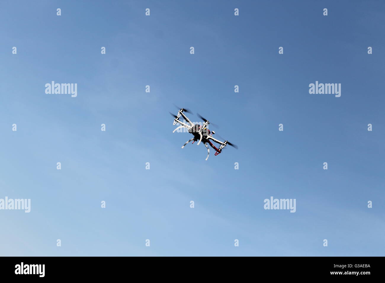 Drone radiocomandato, giocattolo, in volo, antenna, operatore drone, gadget, ragazzo del giocattolo Foto Stock