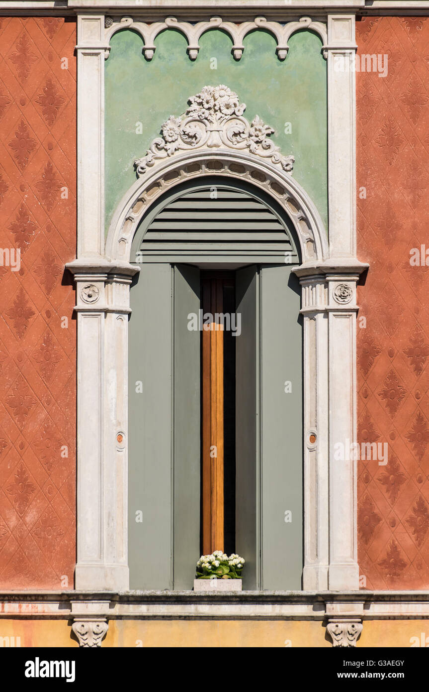 Finestra in stile gotico veneziano di un vecchio palazzo italiano. Foto Stock