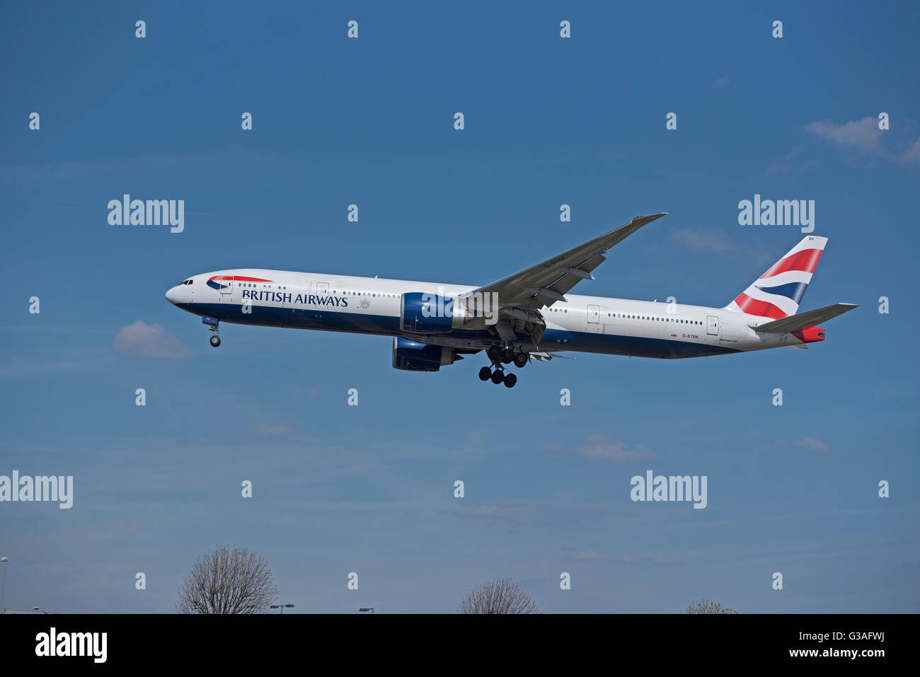 British Airways Boeing 777-336ER (Gamma estesa) Aereo di linea G-STBK Foto Stock