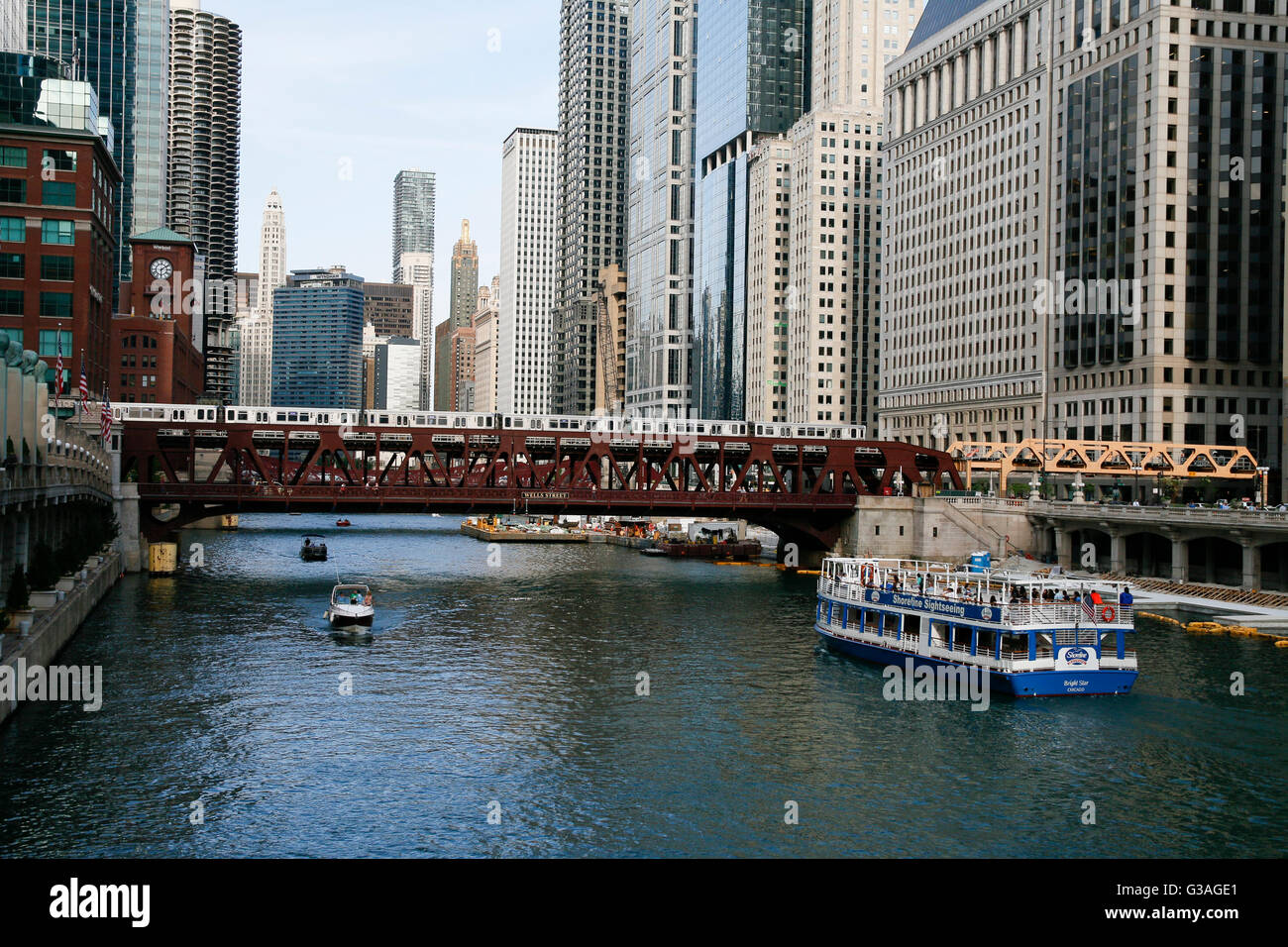 Chicago River, Wells Street Bridge, treno CTA. Escursione in barca. Foto Stock