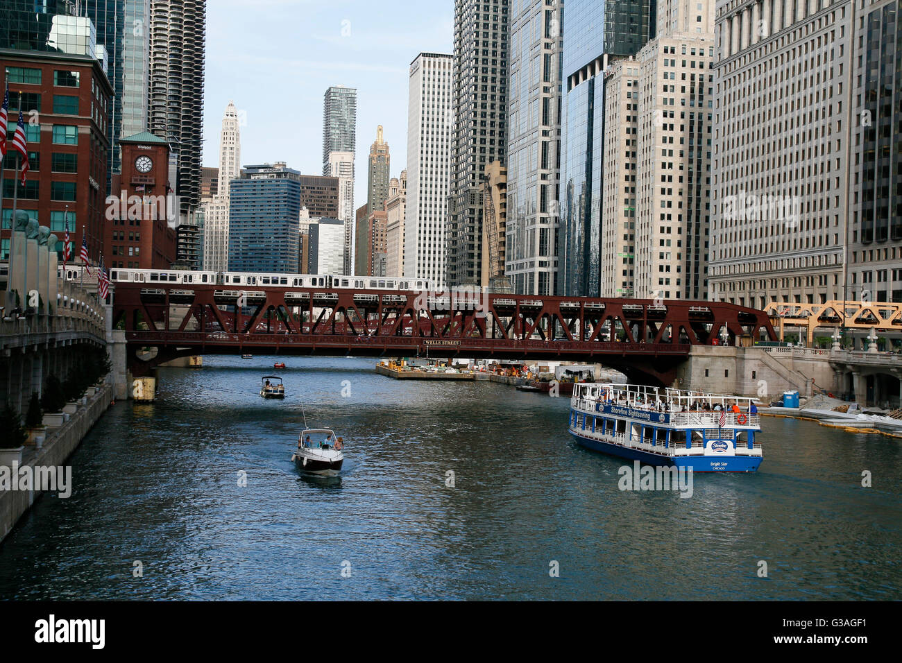 Chicago River, Wells Street Bridge, treno CTA. Escursione in barca. Foto Stock
