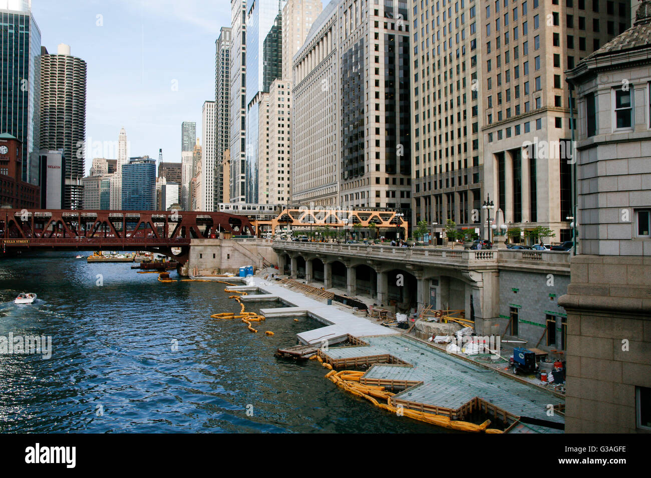Chicago River, Wells Street Bridge, treno CTA. Chicago Riverwalk in costruzione Foto Stock