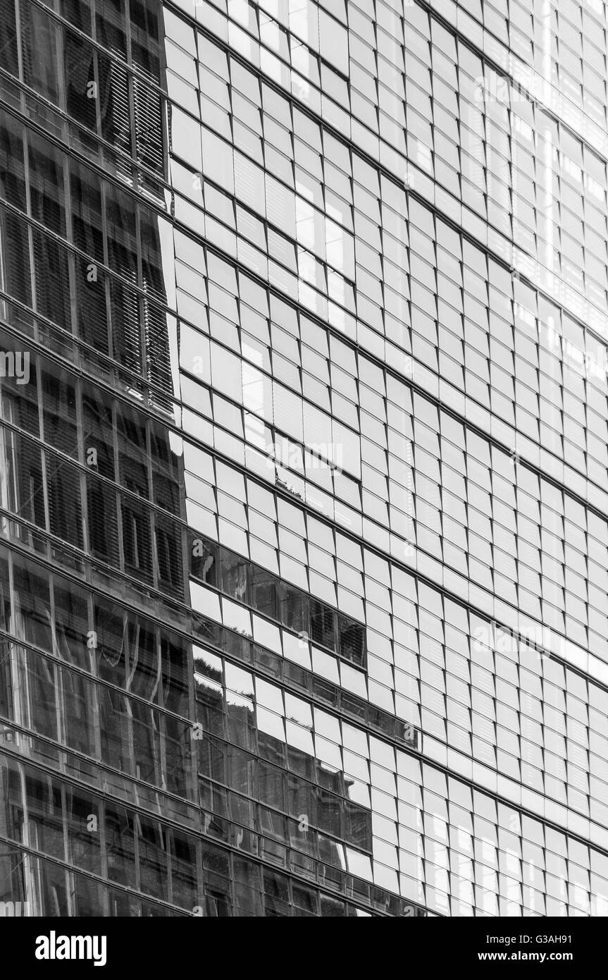 Il cielo si riflette nelle finestre di un moderno edificio aziendale Foto Stock