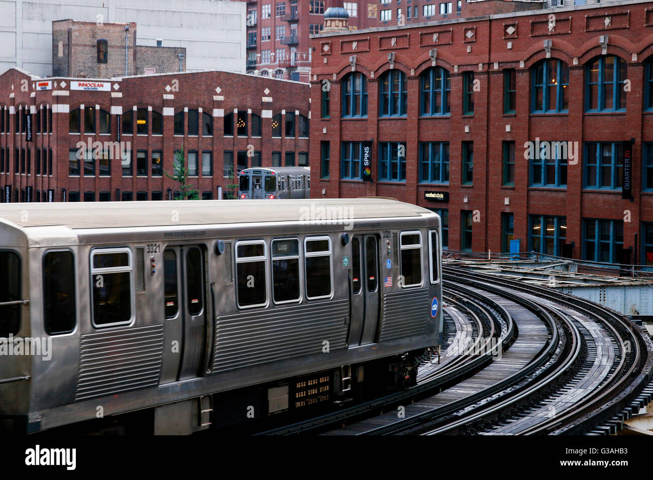 CTA linea marrone treno all'Hubbard Street curva. Chicago in Illinois. Foto Stock