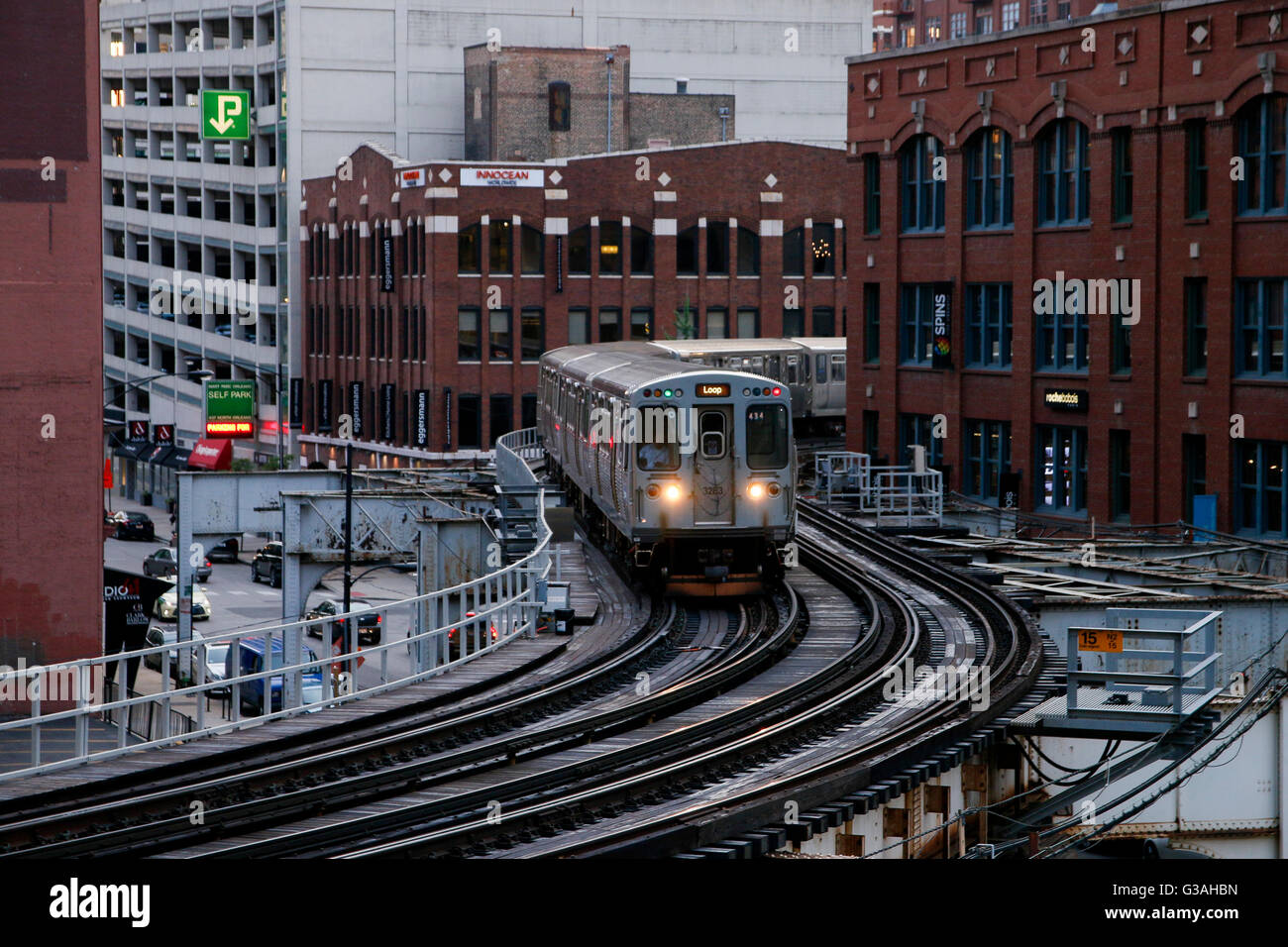 CTA linea marrone treno all'Hubbard Street curva. Chicago in Illinois. Foto Stock