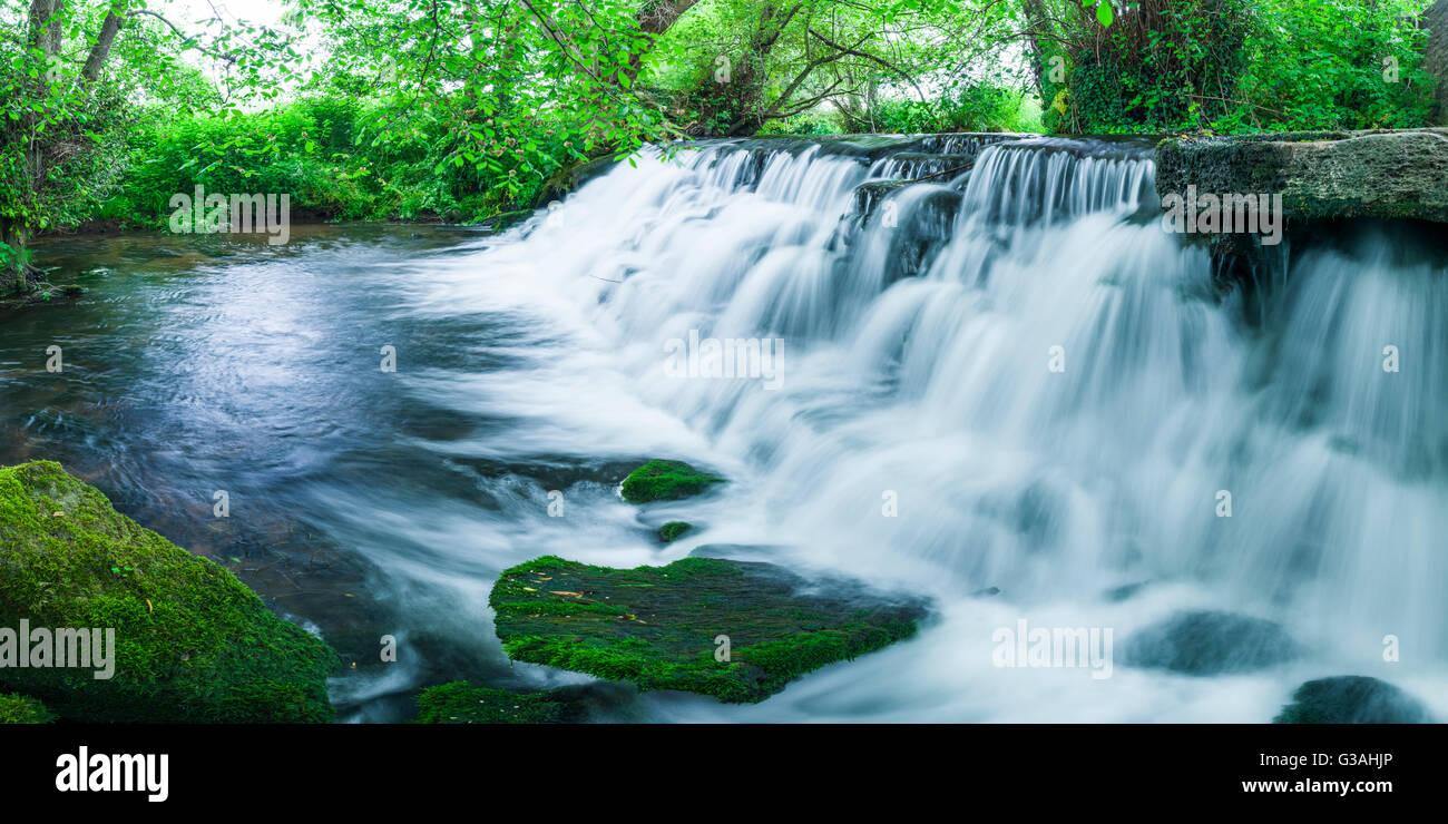 Tumbling Weir sul fiume Yeo a Wrington, North Somerset, Inghilterra. Foto Stock