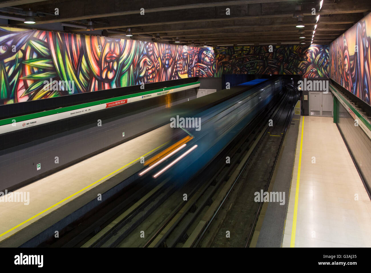 Santiago de Cile, Cile - 28 Novembre 2015: treno Arrivati alla stazione della metropolitana Parque Bustamante. Foto Stock