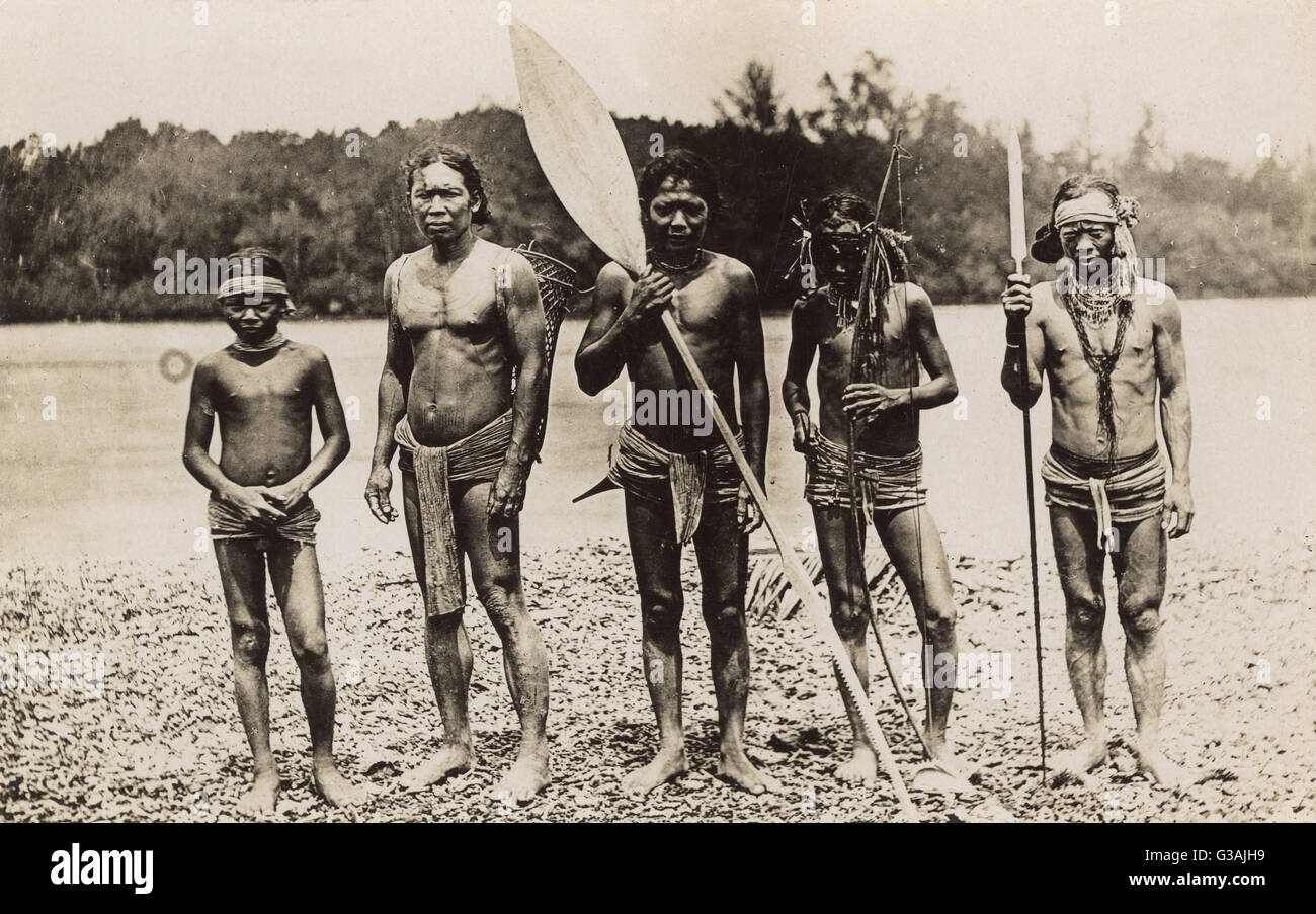 Polinesiani con lancia, arco e freccia e pagaia a forma di foglia Foto Stock