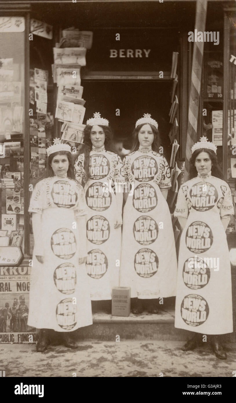 Quattro ragazze che promuovono la notizia del mondo Foto Stock