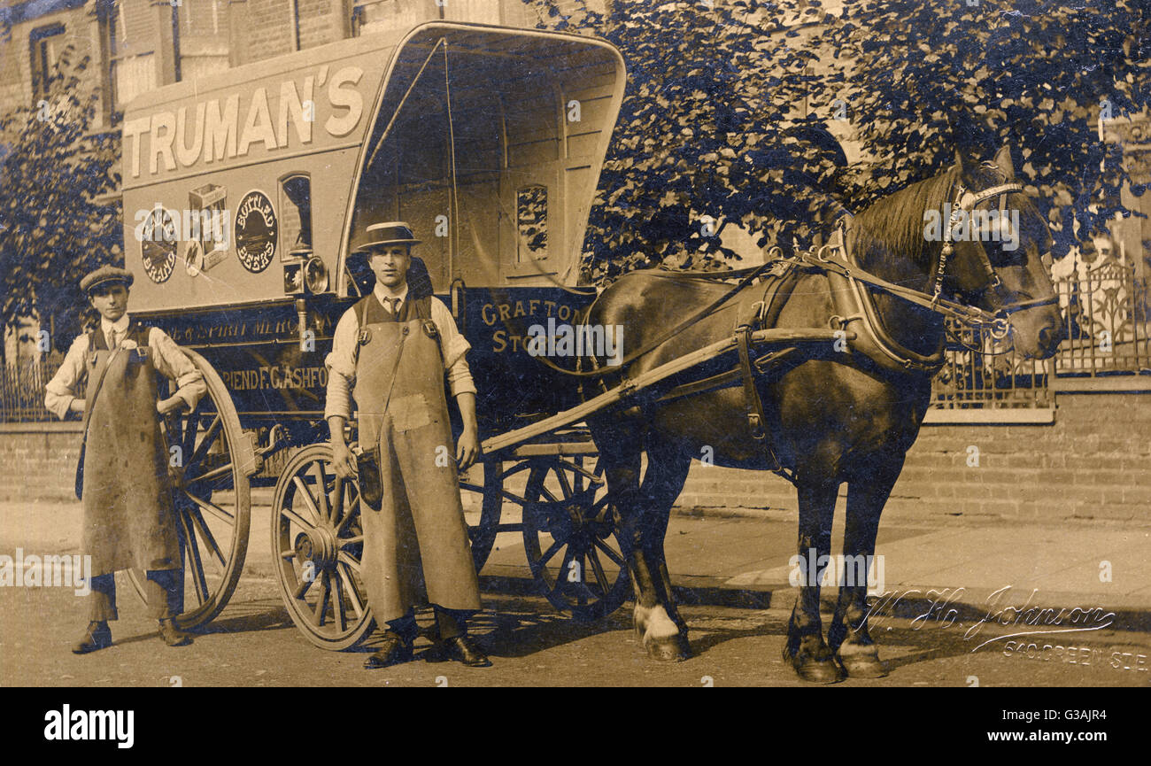 Delizioso carrozza trainata da cavalli per Truman's Brewery in Ashford, Kent. Truman's Brewery (fondata nel 1666) di Brick Lane in Spitalfields area di Londra eventualmente chiusi nel 1989. Data: circa 1910s Foto Stock