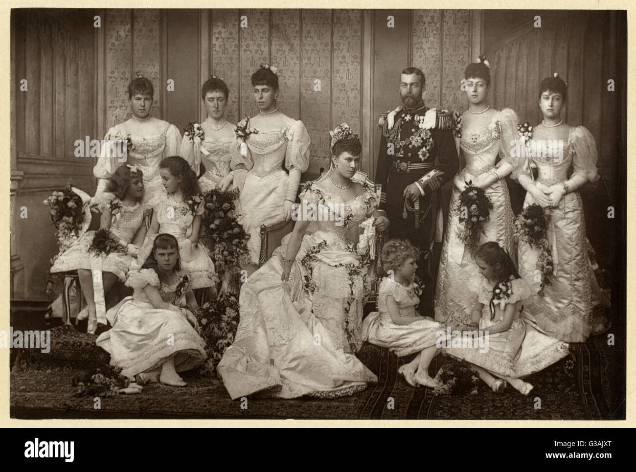 Matrimonio del Duca di York alla Principessa Victoria può di Teck, (più tardi Re Giorgio V e la regina Mary consorte), il 6 luglio 1893. Frequentato da loro damigelle, (bancata posteriore, da sinistra) Principessa Alexandra di Edimburgo, la principessa Helena Victoria di Schlweswig-Holstein, Foto Stock