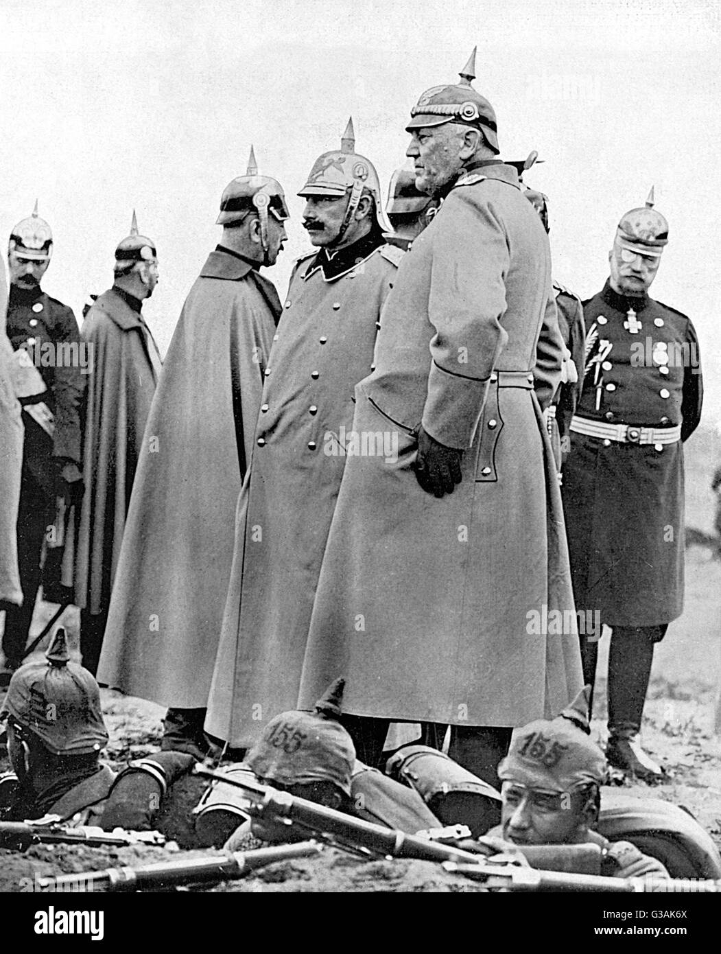 Il Capo di stato maggiore generale, Generale Helmuth von Moltke e il Kaiser Guglielmo II di Germania osservando le truppe tedesche in formazione. Data: 1914 Foto Stock
