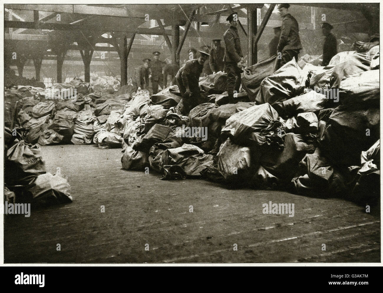 La regolare spedizione di soldati di lettere e pacchi in tutto il mondo una guerra. Diversi milioni di lettere e cartoline sono inviati con cadenza settimanale per diversi fronti, una fotografia che mostra la parte interna di una camera posta durante il periodo di Natale, dove i totali possono essere multipl Foto Stock