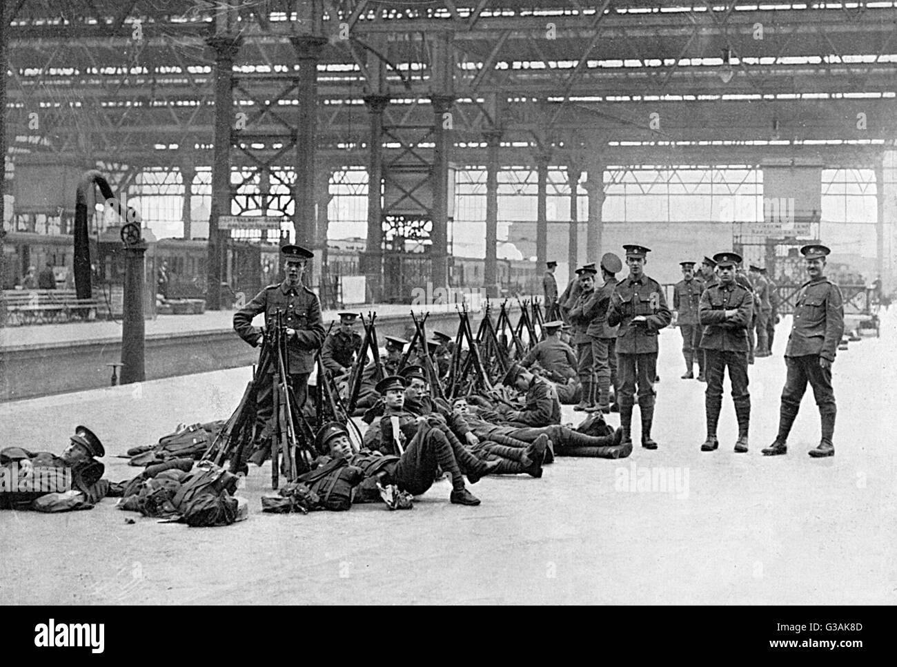 Westminster Fusiliers, allo scoppio della guerra mondiale I, in attesa che le loro truppe in treno la stazione ferroviaria di Waterloo, Londra. Data: 1914 Foto Stock