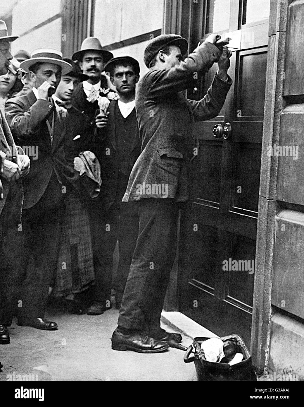 Un segno di relazioni diplomatiche rompendo con lo scoppio della Prima Guerra Mondiale è stato il distacco della lastra di ottone presso l'Ambasciata Tedesca a Londra. Questo a seguito della partenza del principe Lichnowsky il 6 agosto 1914. Data: 1914 Foto Stock