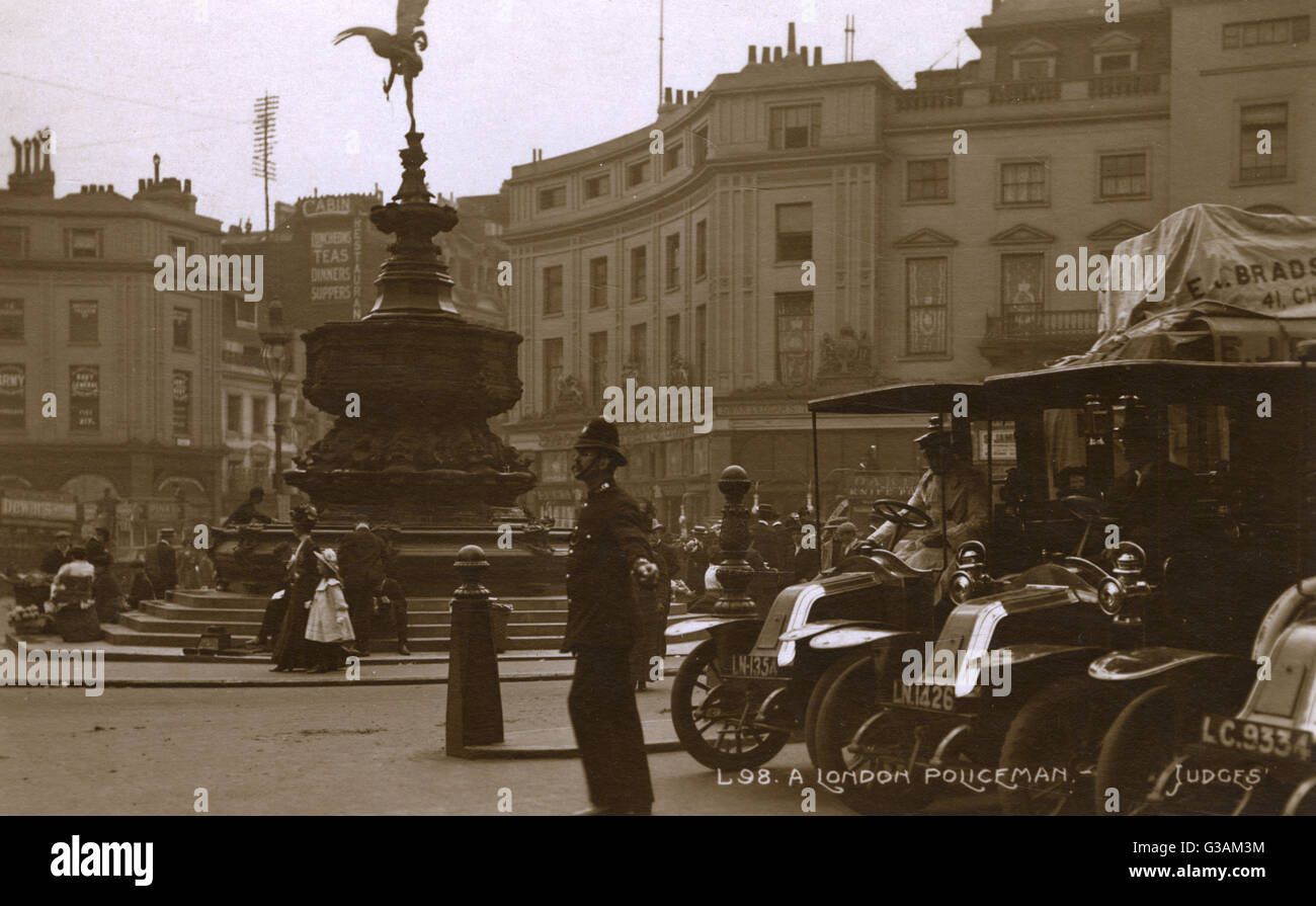 Un poliziotto a Piccadilly Circus, Londra, vicino a Eros Foto Stock