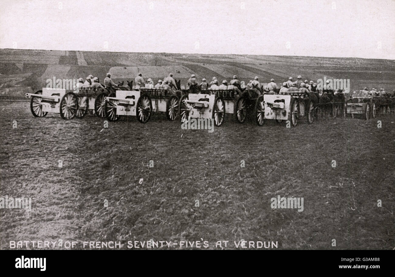 Artiglieria francese a Verdun - la prima guerra mondiale. Batteria di settantacinque's. Data: circa 1916 Foto Stock