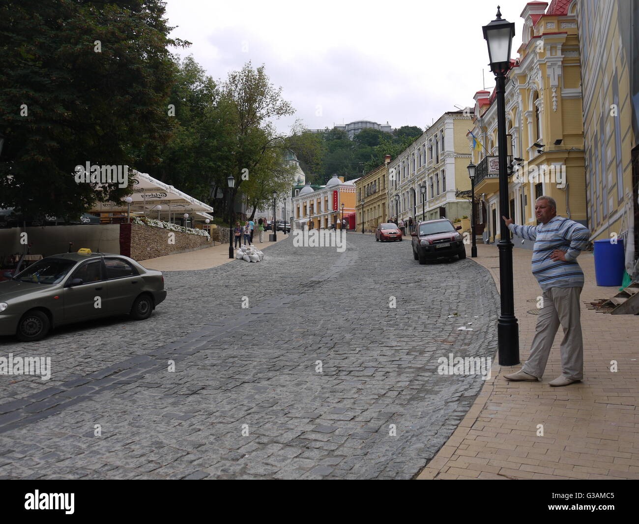 St Andrew street a Kiev preservare l'atmosfera della città vecchia ed è il luogo preferito per i turisti Foto Stock