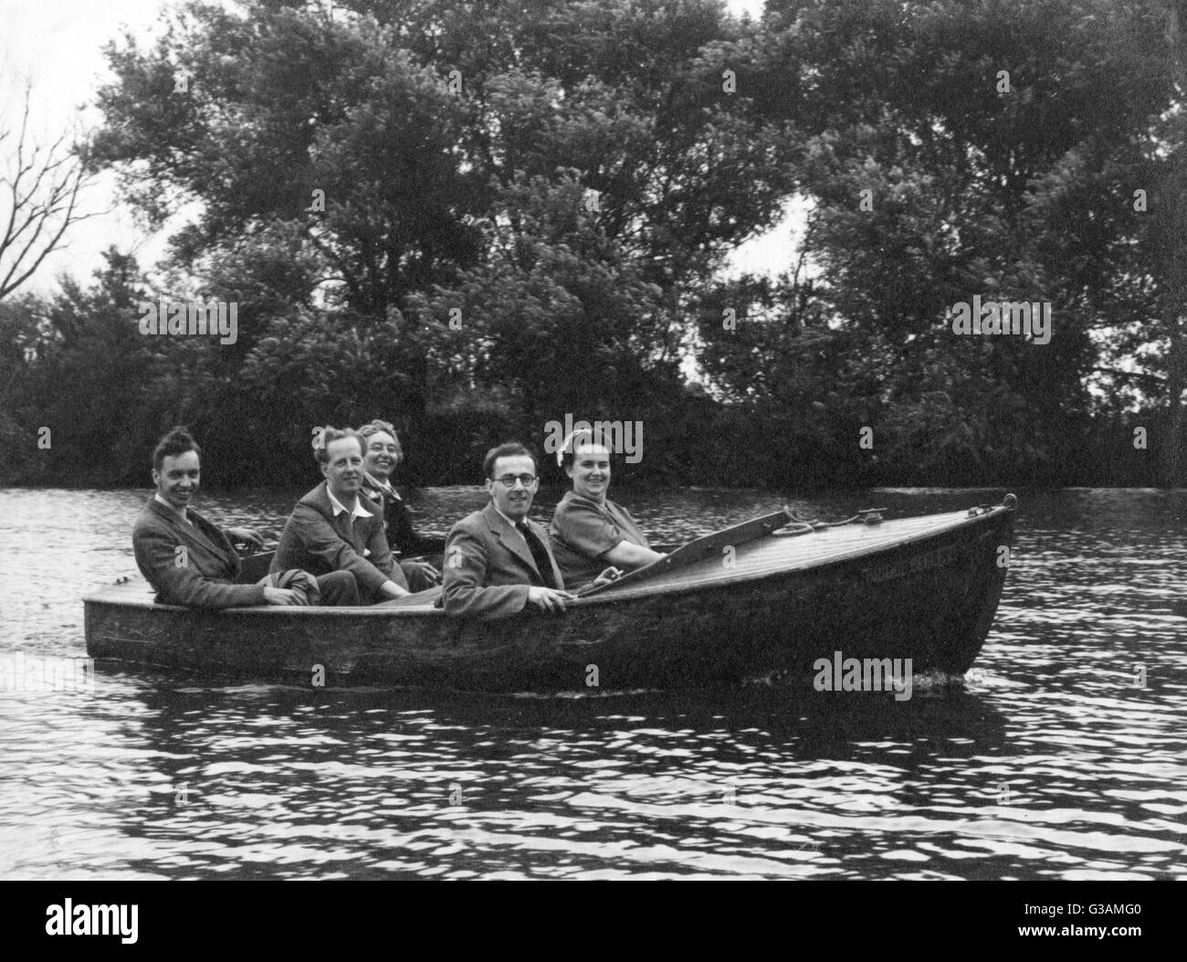 Cinque amici in una piccola barca a motore sul Tamigi Foto Stock