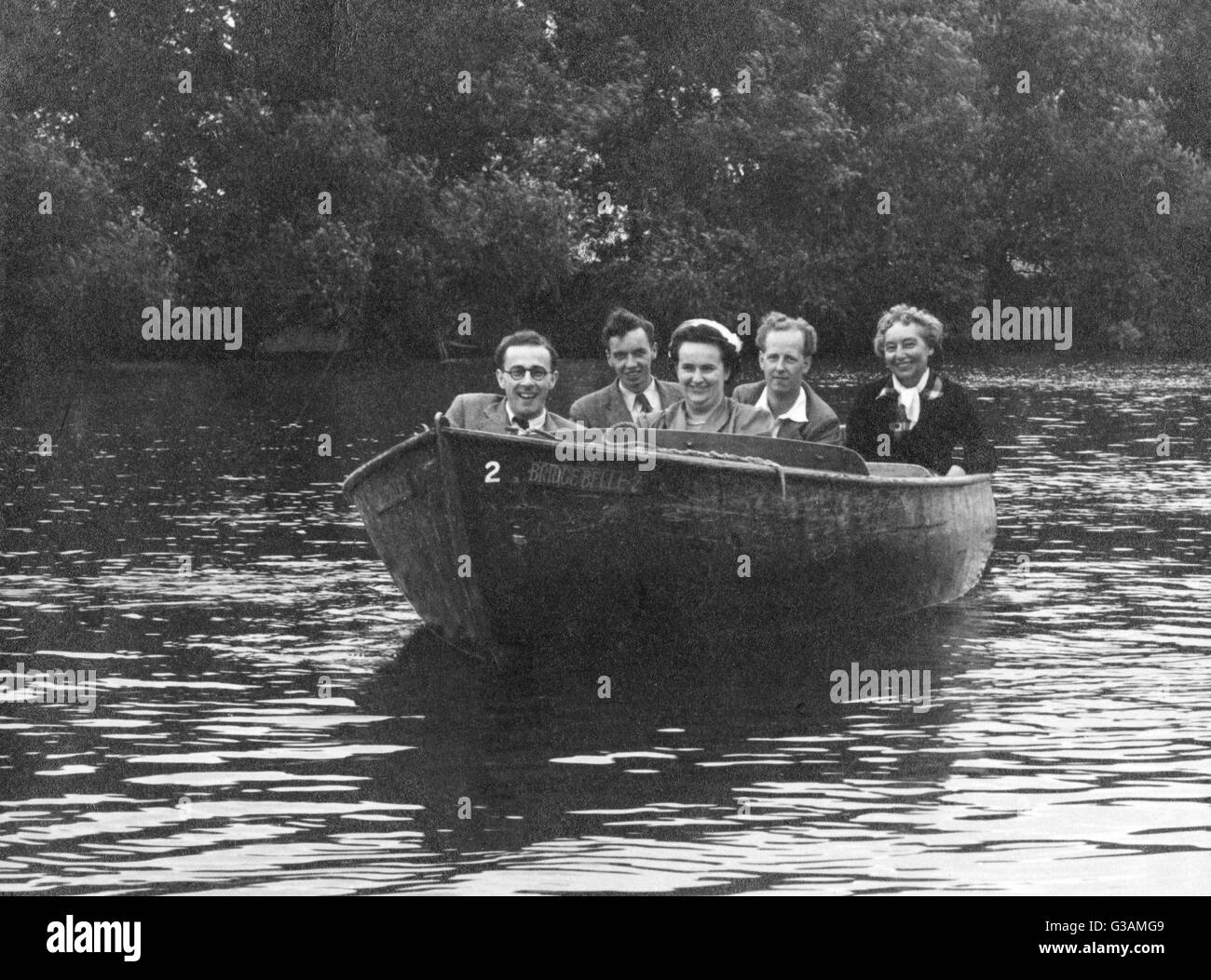 Cinque amici in una piccola lancia a motore ("il ponte Belle 2') prendere un allegro gita sul Fiume Tamigi! Data: primi anni cinquanta Foto Stock