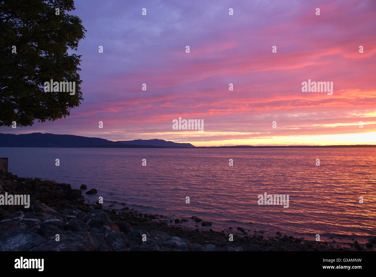 Tramonto sulla costa del Puget Sound Foto Stock
