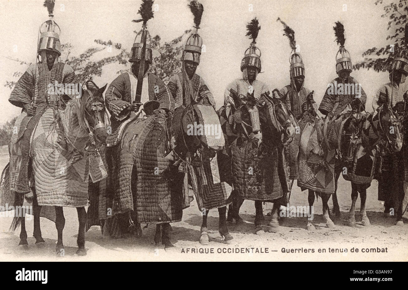 Bornu montato warrriors (cavalleria) nella battaglia cerimoniale abito. L'Impero Bornu (13801893) è stato uno stato africano della Nigeria da 1380 a 1893. Essa è stata una continuazione del grande impero Kanem fondati secoli prima dalla dinastia Sayfawa. Esso comprendeva t Foto Stock