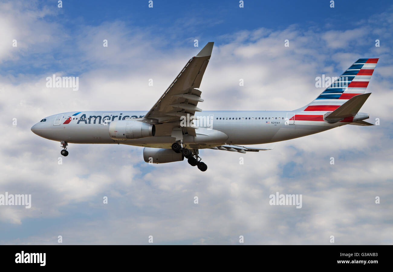 Un American Airlines A330-200 avvicinamento all Aeroporto El Prat di Barcellona, Spagna. Foto Stock