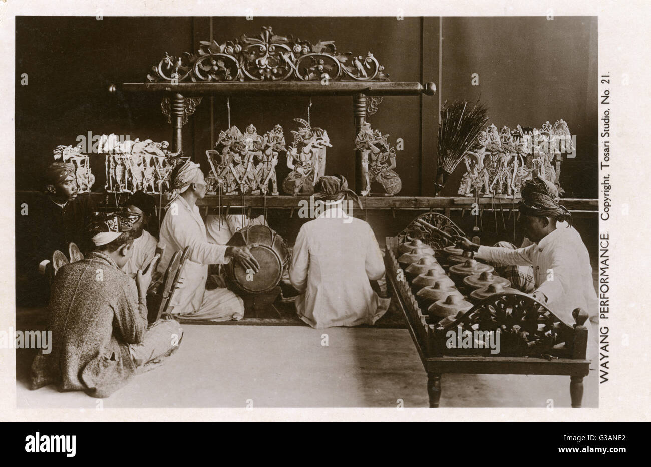 Wayang teatro delle marionette e orchestra Gamelan - Java Foto Stock